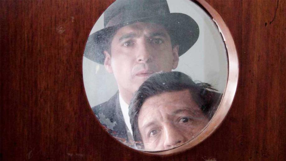 La prensa sensacionalista se escandaliza con �La historia del ba�l rosado�